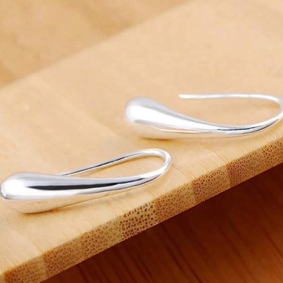 🪷 .925 Silver Teardrop Earrings - Picture 2 of 4